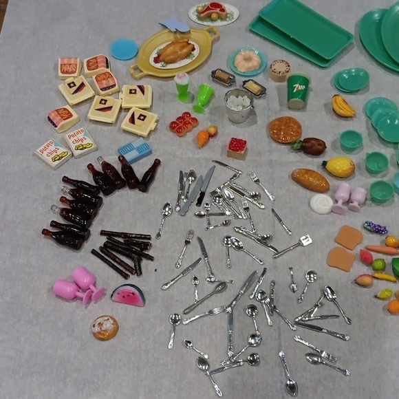 Small doll assortment of dishes and food items - Picture 2 of 7